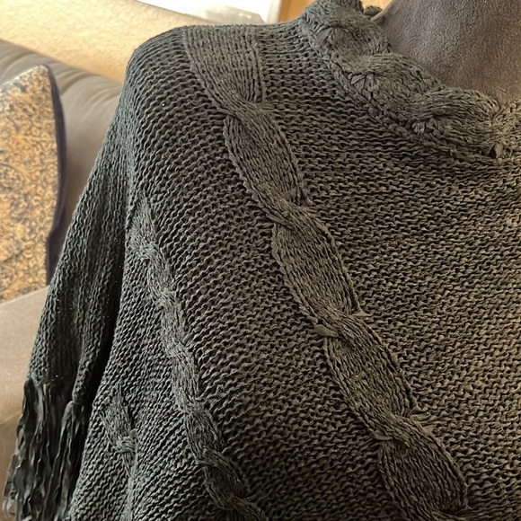 Cejon Fringe Poncho - Picture 2 of 4